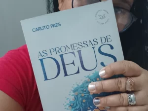 ffoto uma mulher segurando o livro devocional na mão tampando o rosto com o livro